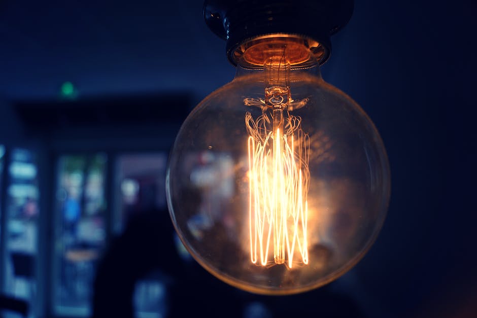  Erfindung der ersten Glühlampe durch Thomas Alva Edison